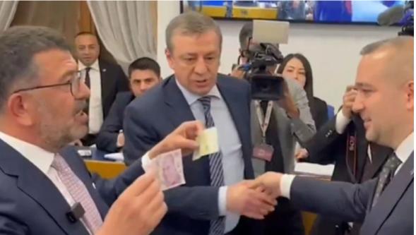 CHP'li Ağbaba'dan Merkez Bankası başkanına soru: "5 Euro mu büyük, 200 TL mi?