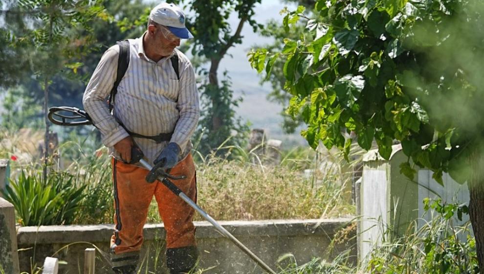 Battalgazi'de cami ve mezarlıklarda bayram temizliği
