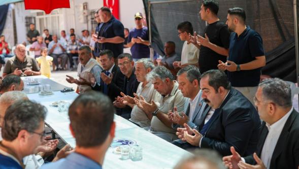 CHP Genel Başkanı Özgür Özel'den şehit ailesine taziye ziyareti