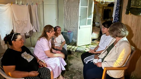 CHP Kadın Kolları Başkanı'ndan konteynerde kalan kadınlara ziyaret