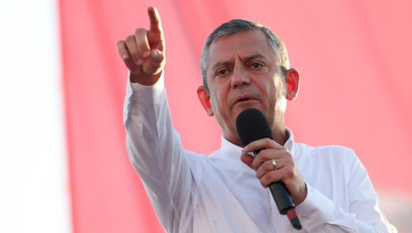 CHP lideri Özgür Özel Malatya Büyükşehir Belediyesini gösterdi: "Kendi belediye başkanın ihbarda bulunuyor duymuyorsun"