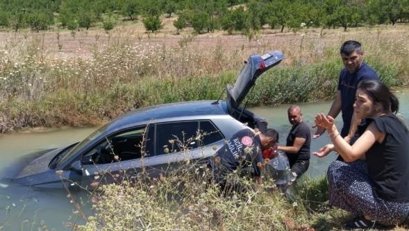 Malatya'da dereye uçan araçta kurtarılmayı beklediler