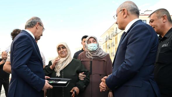 Bahçebaşı'nda 1130 konutun anahtarı verildi