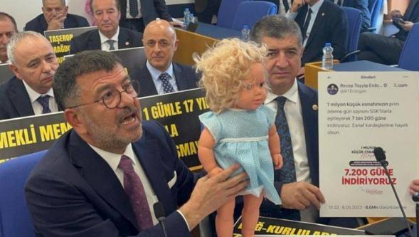 Milletvekili Ağbaba'dan ilginç protesto: "Her bebek 151 bin TL borç ile doğuyor"