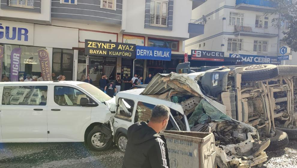 Hafriyat kamyonu ortalığı savaş alanına çevirdi: 12 araç hasar gördü, 4 yaralı!