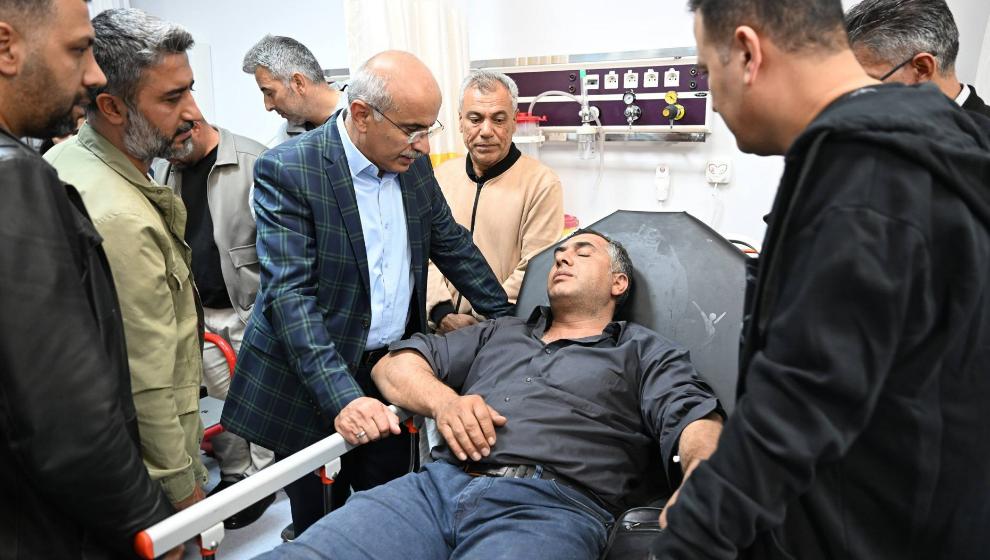 MBB Sami Er, kaza yapan personeli hastanede ziyaret etti
