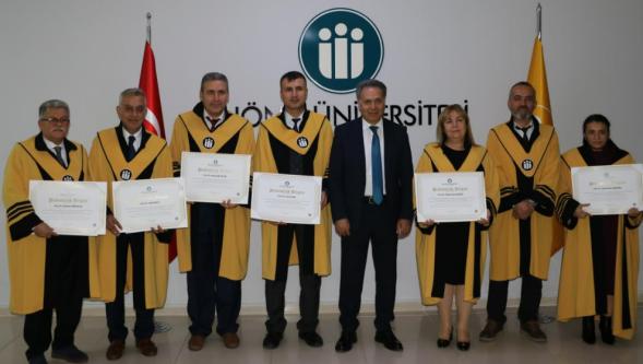 İnönü'de unvanda yükselen akademisyenler cübbelerini giydi