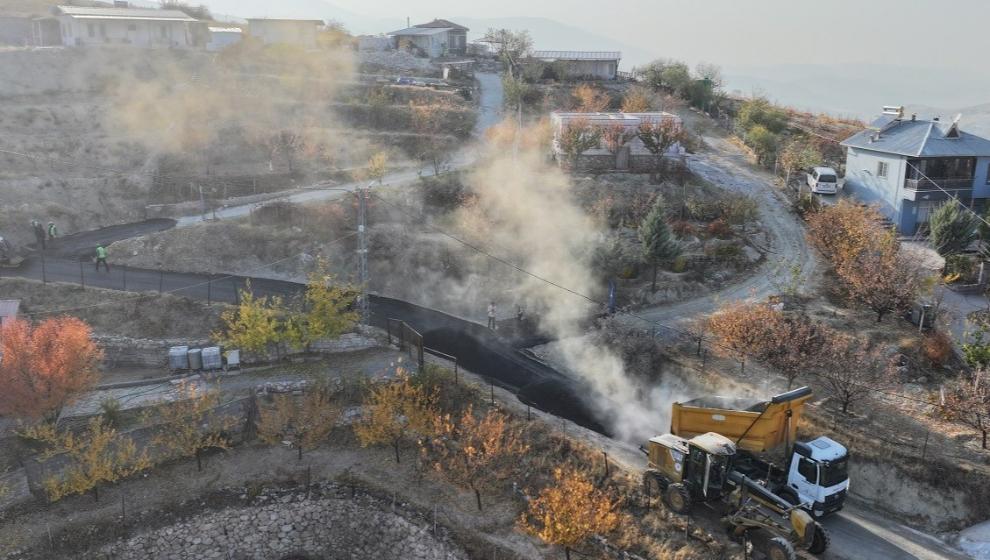 Yeşilyurt Belediyesi Banazı'nın yollarını yeniliyor