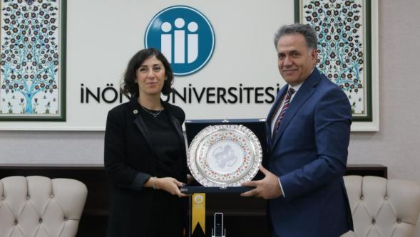 "İsmet Paşa bütün zorluklara rağmen demokrasiye olan inancından vazgeçmiyor"