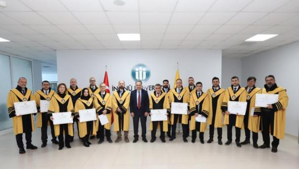 Rektör Akpolat, unvanda yükselen akademisyenlere cübbelerini giydirdi