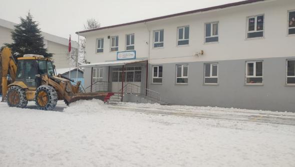 Battalgazi Belediyesi okul bahçelerini kardan temizledi
