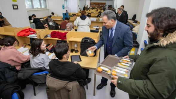 İnönü Üniversitesi'nde finale hazırlanan öğrencilere meyve ikramı