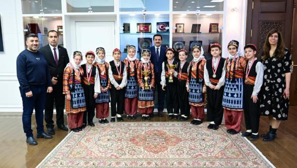 Başkan Taşkın, şampiyon minik folklor ekibini ağırladı