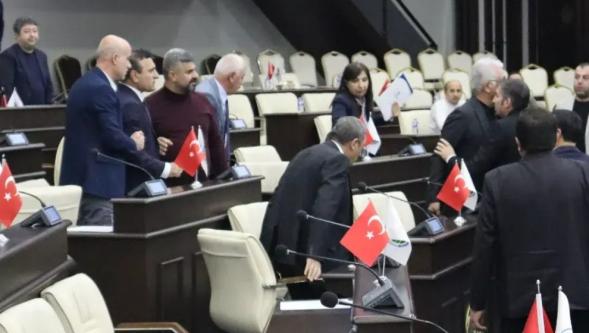 Büyükşehir Belediyesi Meclisi'ne CHP'lilerin tartışması damga vurdu!