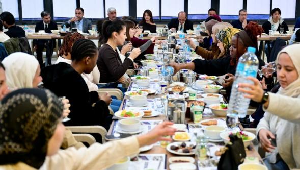 Başkan Geçit, 36 farklı ülkeden gelen öğrenciyle iftar yaptı