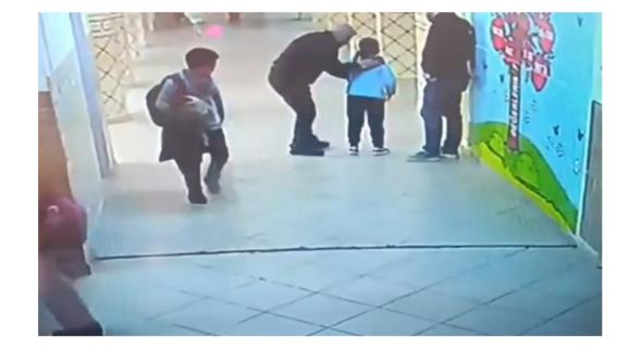 Boğazına şeker kaçan öğrenciyi, öğretmeni heimlich manevrası ile kurtardı