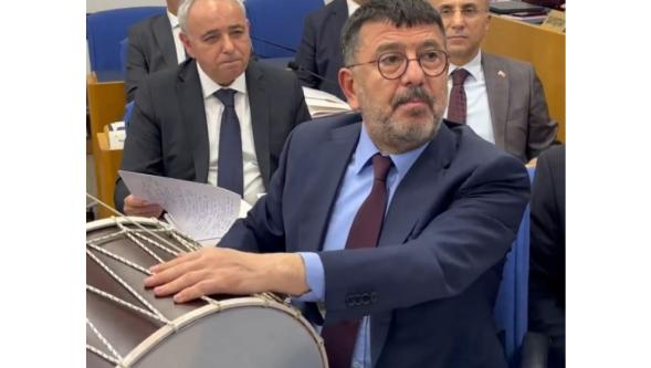 CHP'li Ağbaba'dan davullu protesto!