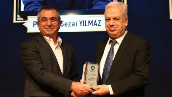 Kızılay, Yılmaz ve Genç'e "Hizmet Onur Ödülü" takdim edildi
