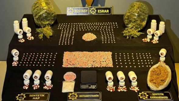Malatya'da 1 kilo 515 gram esrar, 1644 ecstasy ve 1453 adet sentetik ecza hap ele geçirildi!