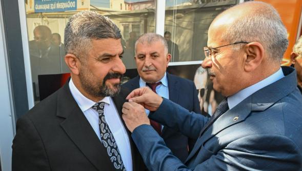 MBB Başkanı Er, CHP'den AK Parti'ye geçen meclis üyesine rozet taktı